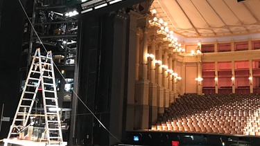 Vorbereitungen auf der Bühne des Festspielhauses | Bild: BR/Andreas Krieger